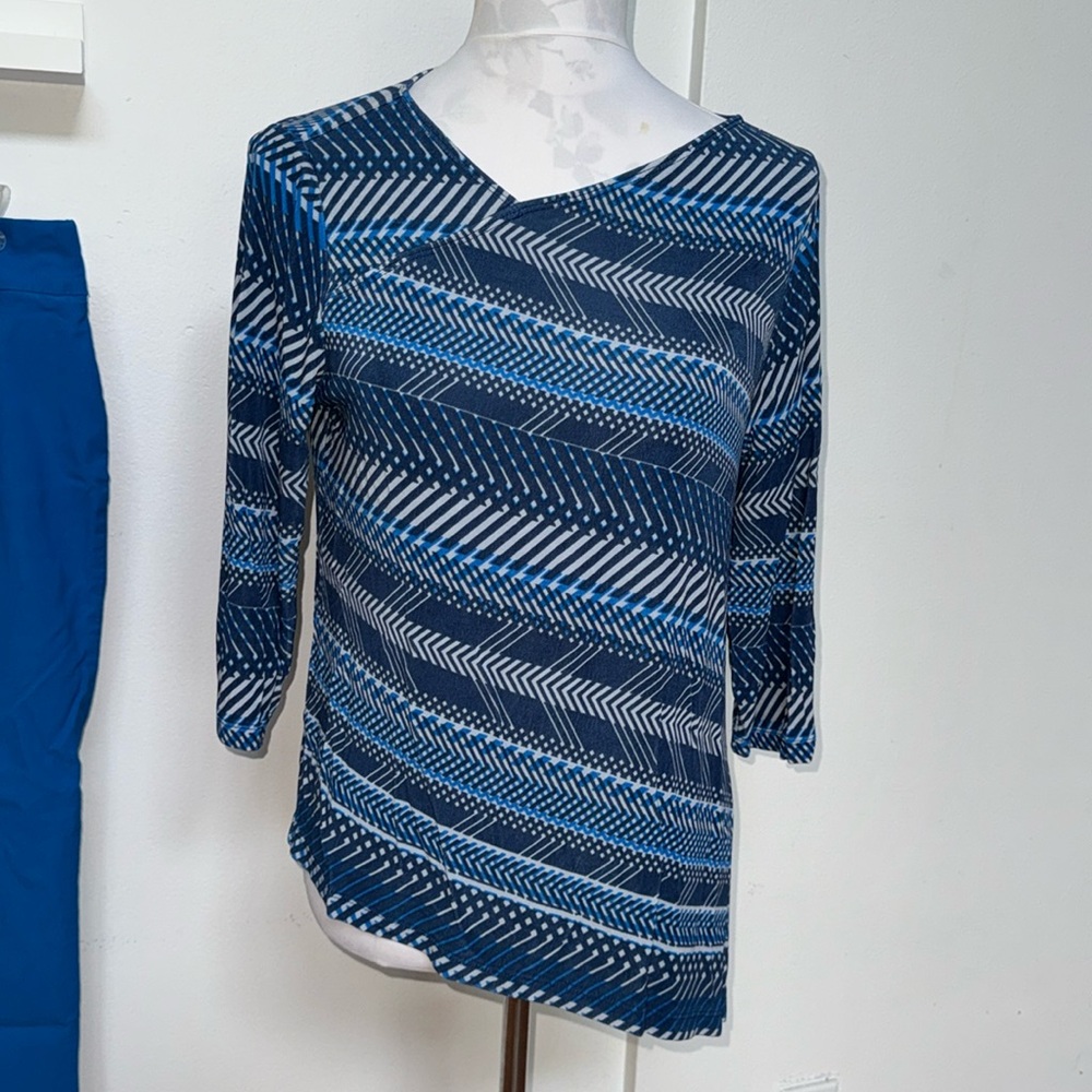Travelers by Chico’s Blue Asymmetrical Sky Weaves Elbow Sleeve Top